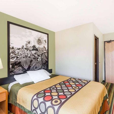 Super 8 by Wyndham Chanute Bagian luar foto