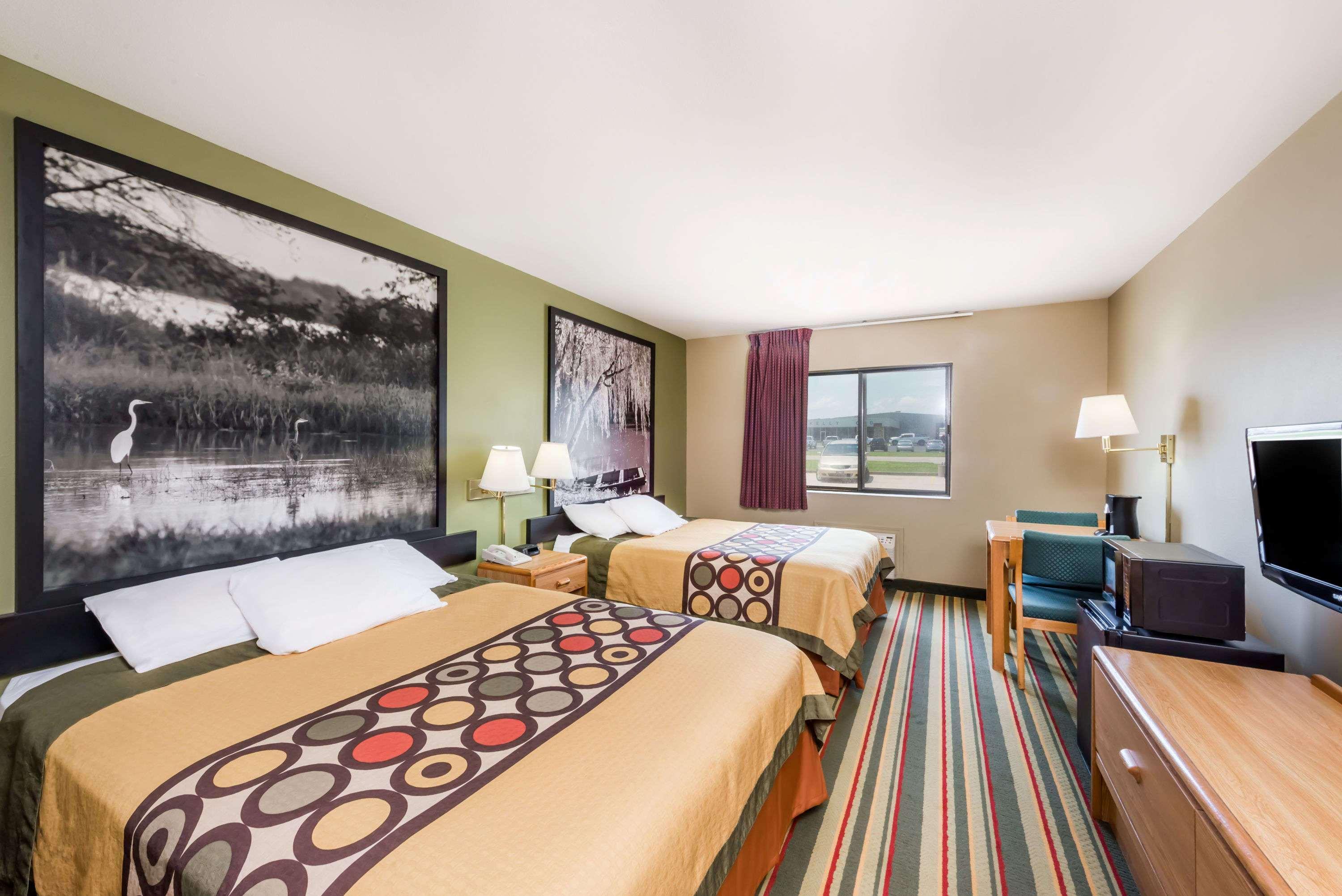 Super 8 by Wyndham Chanute Bagian luar foto