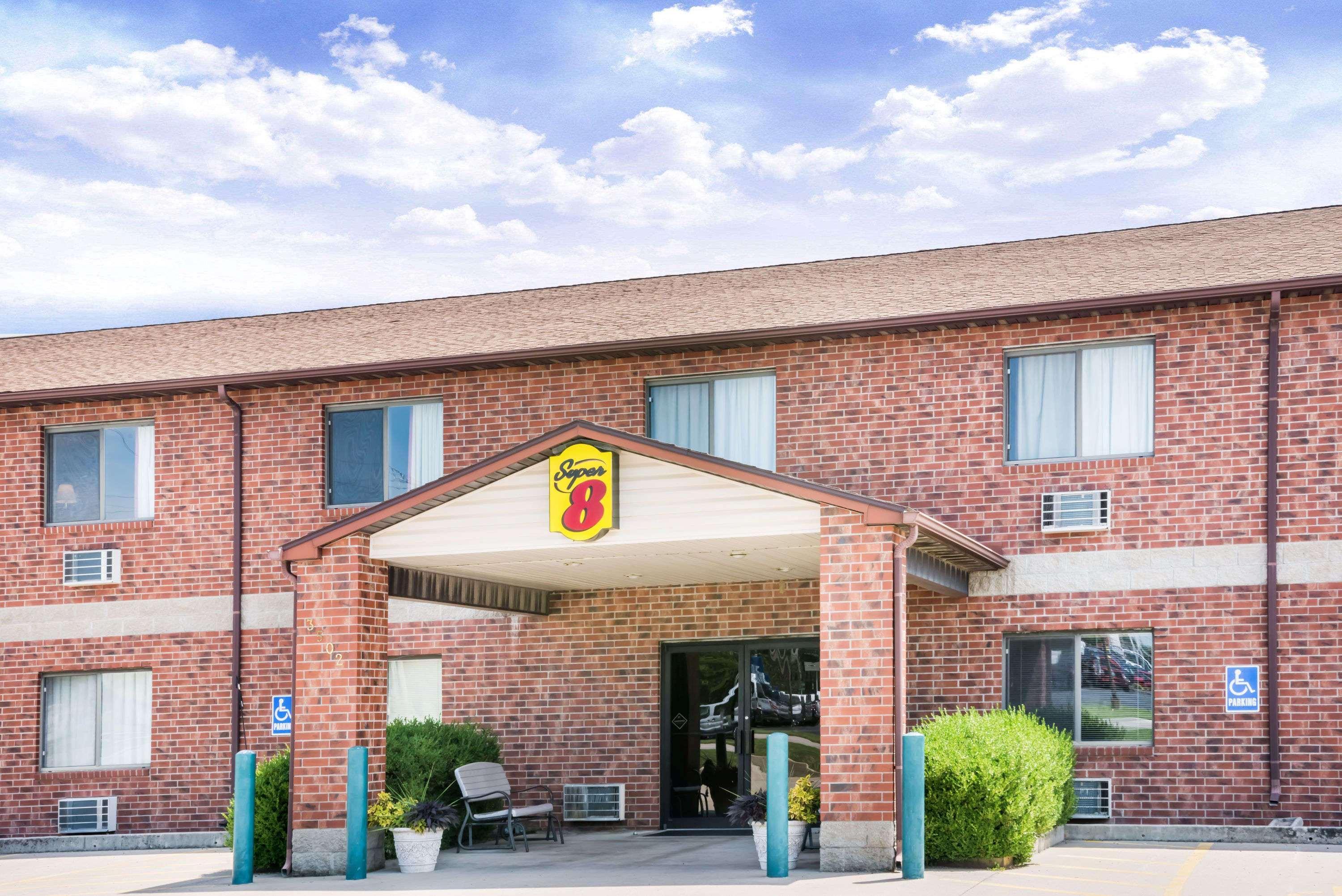 Super 8 by Wyndham Chanute Bagian luar foto