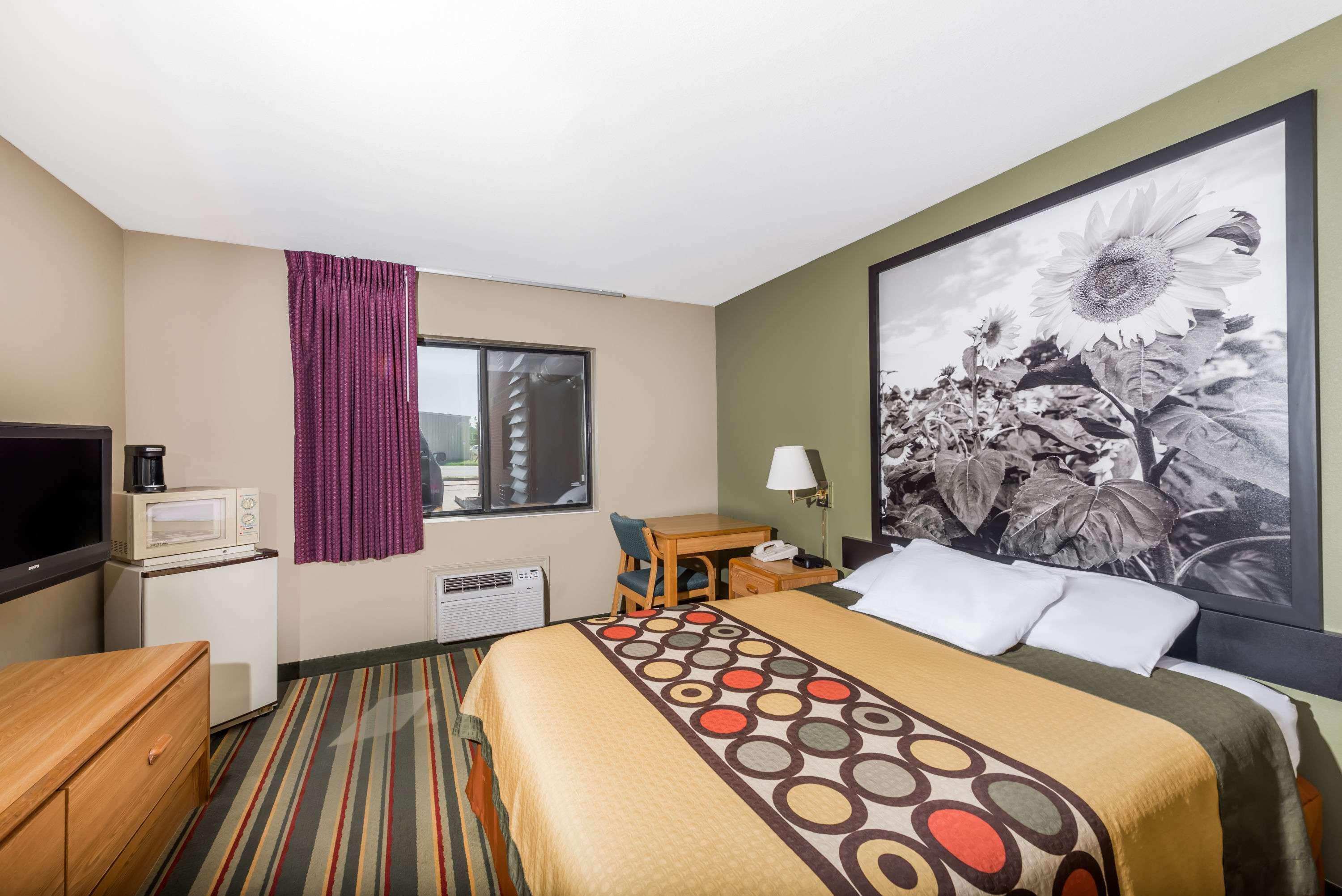 Super 8 by Wyndham Chanute Bagian luar foto