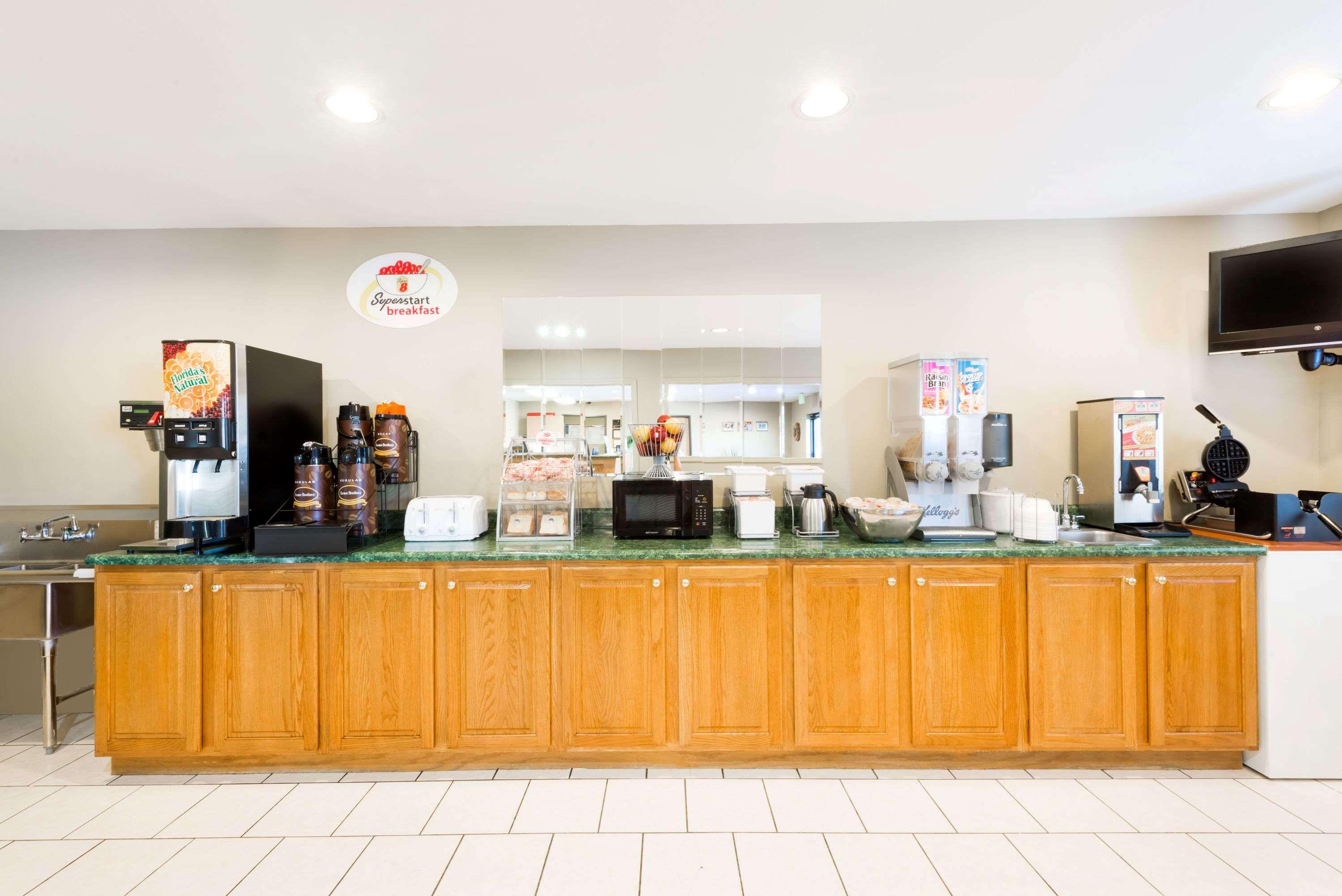 Super 8 by Wyndham Chanute Bagian luar foto