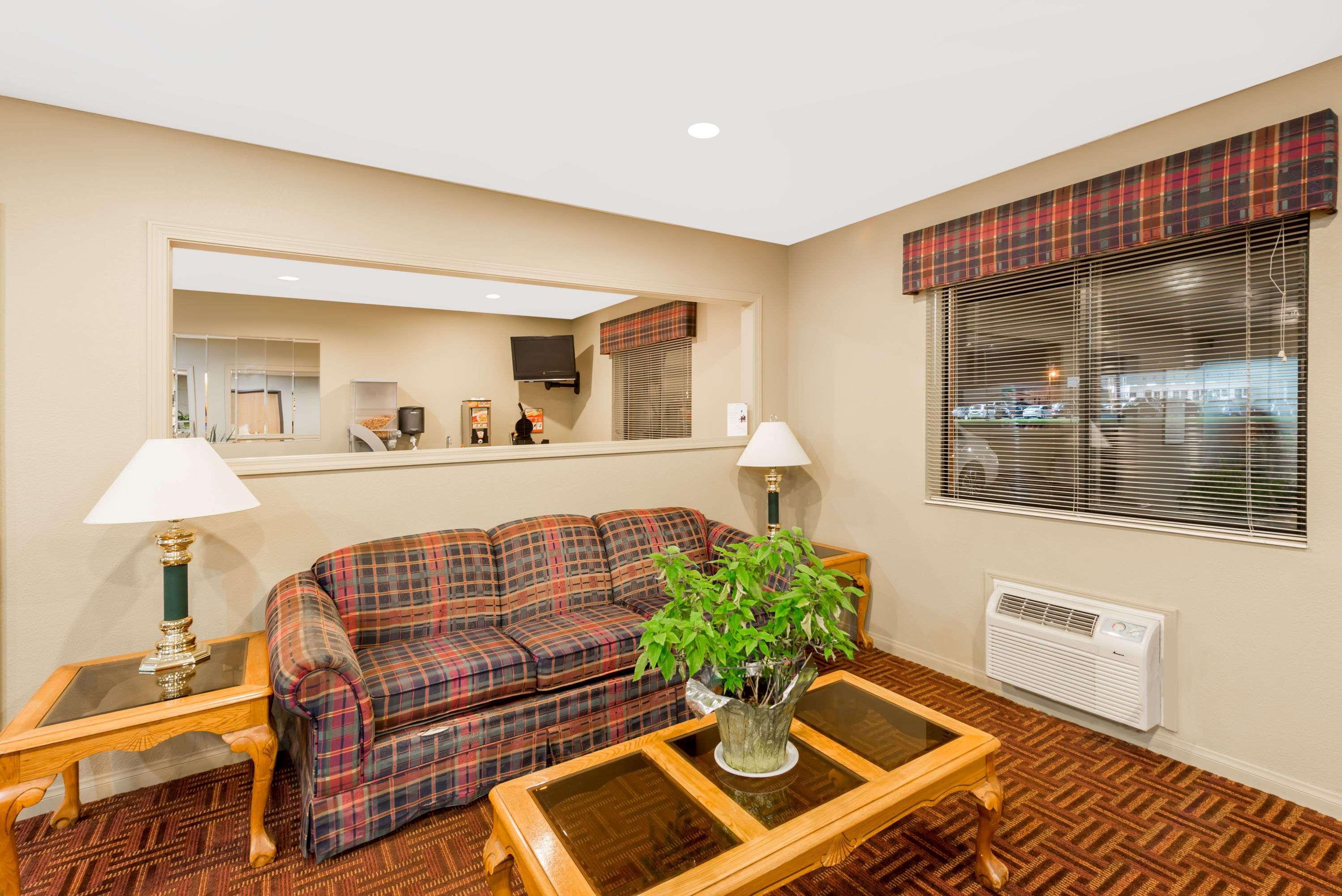Super 8 by Wyndham Chanute Bagian luar foto