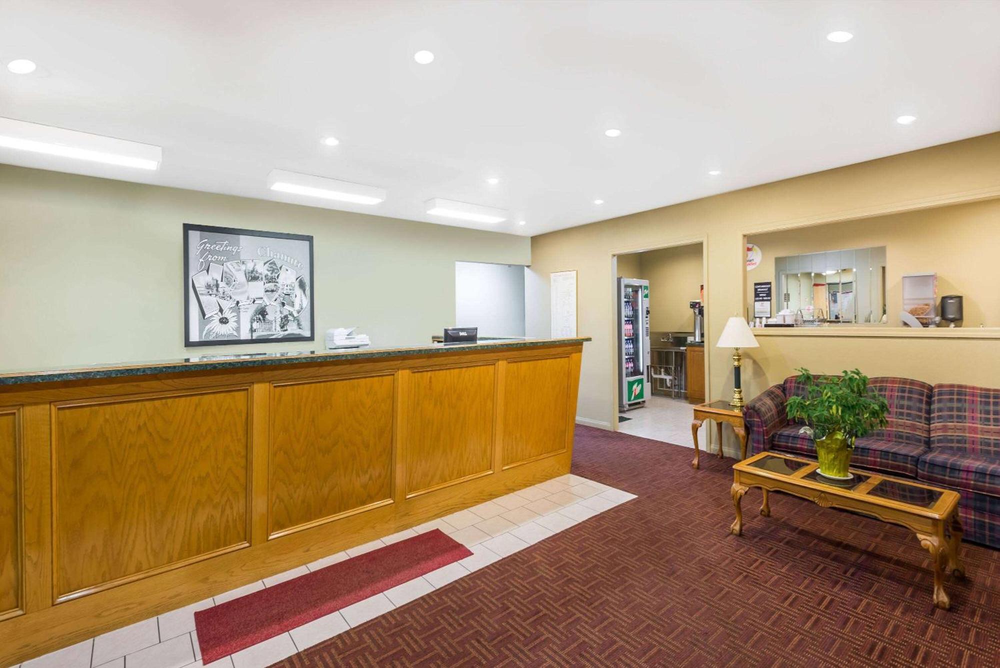 Super 8 by Wyndham Chanute Bagian luar foto