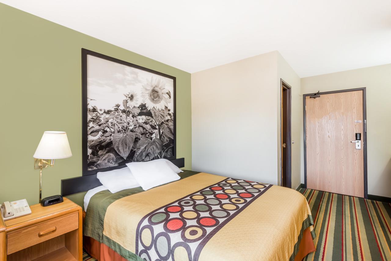 Super 8 by Wyndham Chanute Bagian luar foto