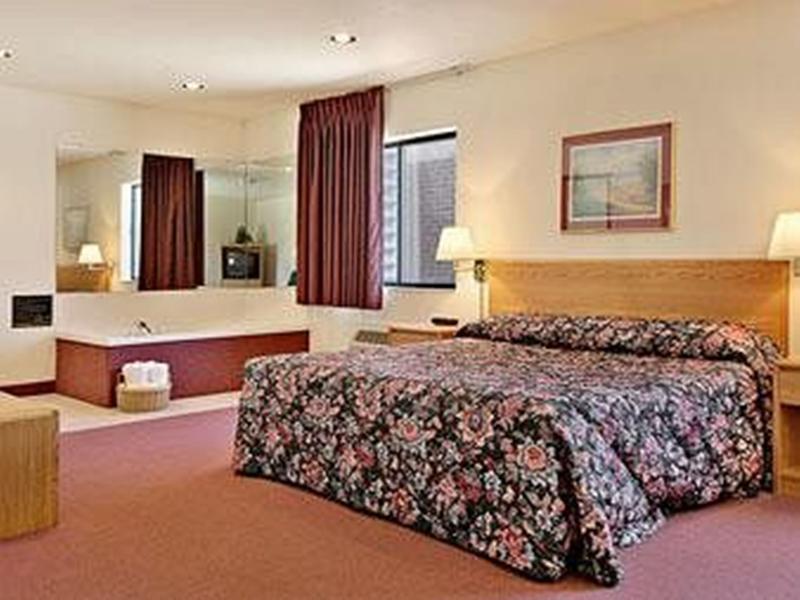 Super 8 by Wyndham Chanute Bagian luar foto