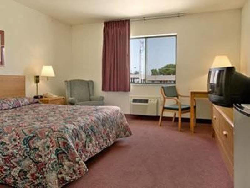 Super 8 by Wyndham Chanute Bagian luar foto