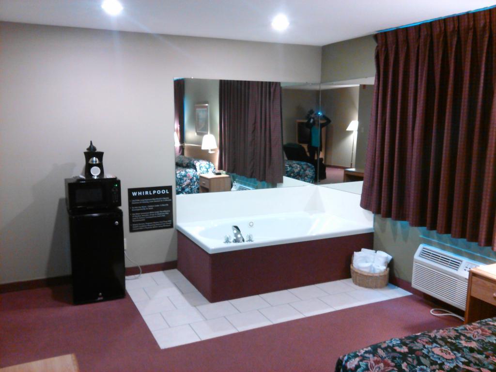 Super 8 by Wyndham Chanute Bagian luar foto