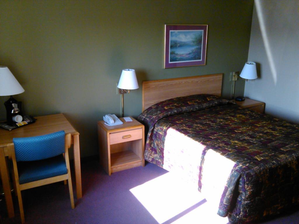Super 8 by Wyndham Chanute Bagian luar foto