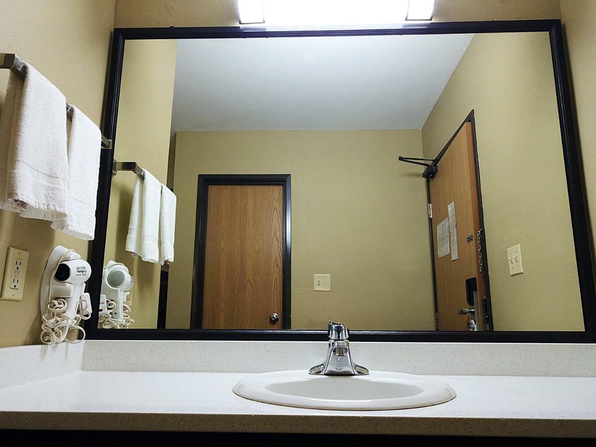 Super 8 by Wyndham Chanute Bagian luar foto